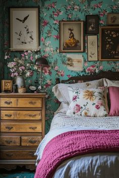 Vintage-style bedroom with floral wallpaper, a wooden dresser, and a bed adorned with floral-patterned pillows and quilts. Maximalist Bedroom, Vintage Bedroom Ideas, Beautiful Bedroom Colors, Vintage Bedroom Decor, Art Deco Bedroom, Casa Vintage, Cottage Bedroom, Vintage Bedroom, Bedroom Color Schemes