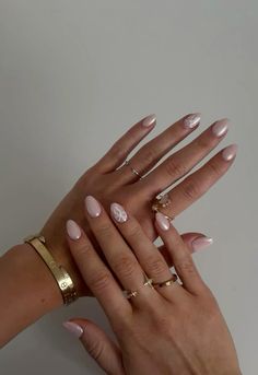 Bow aesthetic with glazed donut nails. Cute little bows. Nail ideas. @juliabelzaa on IG Sparkly Bow Nails, Wedding Guests Nail Designs, Pink Chrome Bow Nails, Pale Nails Colors, Recruitment Nails Sorority, Bow Nails Simple, Neutral Bow Nails, Simple Neutral Christmas Nails, Nail With Bow Design