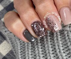 Neutral Winter Nails Dip, New Year’s Eve Nails Dip Powder, Gray Nails With Gold Glitter, Sparkly Winter Nails 2022, New Year’s Eve Nails 2022, Hair Skin Nails, Cute Gel Nails, Get Nails, Dipped Nails