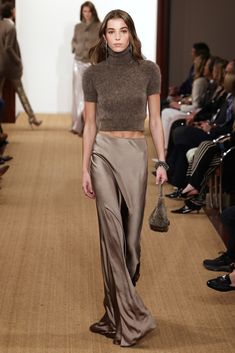 Ralph Lauren Fall 2024 Runway, Fashion Show & Collection Review [PHOTOS] Fall Ralph Lauren Aesthetic, Fall 2024 Fashion Aesthetic, Autumnal Work Outfits, Ralph Lauren Runway 2000s, Ralph Lauren Winter Style, Cool Brown Outfit, Ralph Lauren Fall 2024 Women, Ralph Lauren Fw 2024, Ralph Lauren Ootd