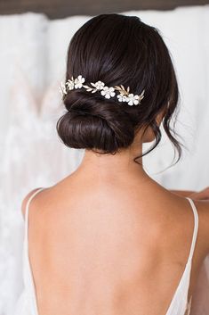 THISBE HALO COMB – Brides & Hairpins Half Up Do, Cute Bob Hairstyles, A Hairstyle, Quinceanera Hairstyles, Bridesmaid Hairstyles Half Up Half Down, Back Of The Head, Quince Hairstyles, Wedding Hair Inspiration, Gold Hand