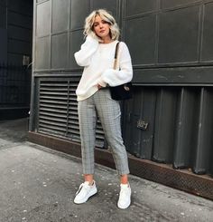 30 looks para quem ama calça xadrez - Guita Moda Sweater Street Style, Plaid Pants Outfit, Casual Chic Spring, Checkered Pants, Checked Trousers, Casual Chic Style, White Sweater, Work Outfits Women, Casual Street Style