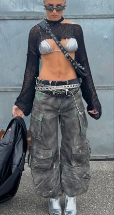 Grunge Techno Outfit, Promiseland 2023 Outfits, Rave Outfit With Pants, Berlin Festival Outfit, Grungy Festival Outfits, European Techno Outfit, Techno House Outfit, Y2k Techno Outfit, City Grunge Outfit