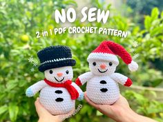 two crocheted snowmen with hats and scarfs on their heads are shown in front of some bushes