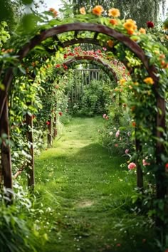 Creative DIY Garden Arch Ideas for Your Backyard Garden With Trellis Arch, Yard Arch Ideas, How To Build A Garden Arch, Greenhouse Walkway Ideas, Diy English Garden, Arch Garden Ideas, Wedding Archway Ideas, Diy Garden Archway, Garden With Arch