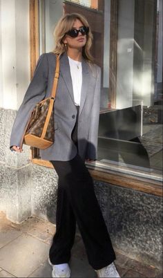 Grey Blazer Outfit, Drinks Outfits, Elegantes Business Outfit, Elegantes Outfit Damen, Rok Outfit, Chique Outfit, Blazer Outfits Casual, Mode Instagram, Chique Outfits