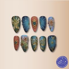 Ongles pressés fleurs et papillons dégradés tons terre pour les rêveuses Entrez dans un monde d'élégance avec ces ongles à presser au design exquis. Cet ensemble comprend des ailes de papillon complexes, des fleurs délicates et de superbes embellissements qui capturent l'essence de la beauté de la nature. Design fantaisiste : un mélange harmonieux de bleus, de roses et de verts doux, mis en valeur par des accents dorés et de délicates fleurs 3D, crée un effet magique et onirique. Détails artistiques : chaque ongle présente un design unique, des papillons gracieux aux motifs floraux complexes, ajoutant une touche de fantaisie et de sophistication. Le kit comprend : 10 ongles + un kit de pose facile, vous permettant d'obtenir ce look époustouflant sans effort. Réutilisables et durables : ces Solid Color Nails With Charms, Whimsical Goth Nails, Cynthia Erivo Nails, Titanic Nails, Avatar Nails Art, Red And Blue Nails Design, Nail Inspo Abstract, Aurora Borealis Nails, Earthy Nails Designs