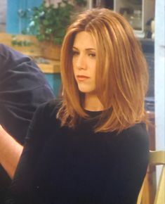 Medium Haircuts 90s, Rachel Green Mid Length Hair, 90s Collarbone Length Hair, Rachel Green Haircut Layers Short, Rachel Green Hair Medium, Jennifer Aniston Hair Mid Length, Rachel Haircut Layered Cuts, Rachel Cut Hair, Rachel Green Haircut Layers Medium