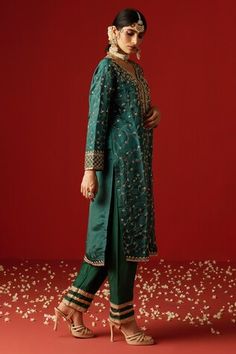 Green kurta with sequins, dabka, nakshi and zari hand embroidery. Paired with a matching plain pant with embroidered hemline and an embroidered contrasting dupatta. - Aza Fashions Kurta Set For Women, Plain Pants, Green Sequins, Kurta Set, Pants Pattern, Set For Women, Aza Fashion, Full Sleeve, Hand Embroidered