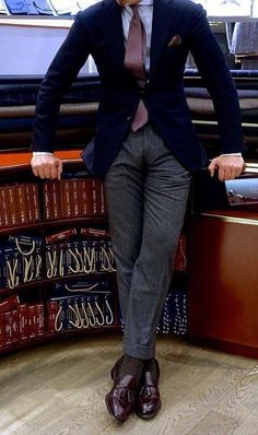 Classic Gentleman Style, Coat And Tie For Men, Mens Fashion Classy Gentleman Style, Gentleman Style Suit, Gentleman Style Outfits, Sprezzatura Style, Blue Blazer Outfit, Classic Gentleman