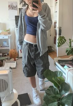 Baggy Denim Shorts Outfit Street Styles, Baggy Basketball Shorts Outfit Women, Gray Cargo Shorts Outfit, Cargo Jorts Outfits, Long Ruffle Skirt Outfit, Big Shorts Outfit, Baggy Jorts Outfit Idea, 90s Skater Fashion, Baggy Cargo Shorts