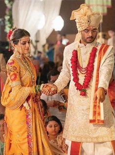 Wedding Dresses Maharashtrian Couple, Yellow Maharashtrian Wedding Saree, Yellow Navari Bridal Look, Brides In Yellow Saree, Yellow Paithani Saree Wedding, Yellow Wedding Saree Brides, Nauvari Saree Brides Indian Weddings, Maharashtrian Bride Yellow Saree, Yellow Saree Bridal Look