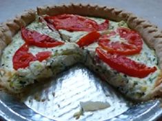 there is a pie with tomatoes on it