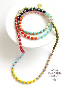 I B I Z A 🌸 design by Anna Badenberg Would you like a little good mood? I created this beautiful long necklace in a confetti design from faceted, colorful cut glass beads and Preciosa glass beads. The tiny rocailles between the oval Czech glass beads create a trendy knot look. The long necklace is closed with a gold-plated spring ring clasp. You will receive loving and elaborate handwork. M A T E R I A L: Czech glass beads 6 mm, faceted in rainbow colours Preciosa Rocailles 3 mm in various colo Confetti Design, Silk Bag, Glass Beads Jewelry, Rainbow Colours, 24kt Gold, Bijoux Diy, Czech Glass Beads, How To Make Beads, Good Mood