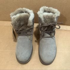 Brand New Never Worn! Just Didn't Fit My Girlfriend As I Didn't Realize They're Australian Sizing! Fit Maybe More Like A W 6-6.5! Still Has The Tag And Sticker On Sole! Orginal Box Not Included Questions? Leave A Comment Below! Emu Shoes, Mini Boots, Emu Australia, My Girlfriend, Emu, Winter Rain, Rain Boots, Merino Wool, Brown And Grey