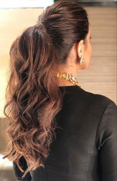 Pony Hairstyle On Saree, Ponytail Hairstyles On Lehenga, Open Hairstyles For Western Dress, Messy Ponytail Hairstyles Indian Wedding, Pony Hairstyle For Saree, Reception Pony Hairstyles, Messy Pony Hairstyles, Indian Ponytail Hairstyles, Rom Hairstyle