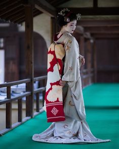 Traditional Japanese Clothing, Japanese Costume, Memoirs Of A Geisha, Japanese Clothing, Geisha Art, Japanese Characters, Maneki Neko