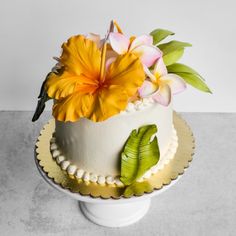 Hawaiian tropical flowers cake Tropical Flower Cake, Plumeria Cake, Caramel Cake Filling, Hibiscus Cake, Hawaii Cake, Orange Chiffon Cake, Birthday 15, Hawaii Party