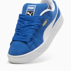 Cette nouvelle version de la légendaire Suede s'inspire de l'héritage de PUMA en matière de breakdance et de son influence sur le streetwear moderne. La Suede XL conserve l'ADN emblématique de la Suede, mais lui donne une nouvelle dimension avec un col et une languette exagérément rembourrés, ainsi qu'une semelle bien plus épaisse. Cette version présente une tige entièrement en suède avec une bande PUMA Formstrip en cuir. CARACTÉRISTIQUES + AVANTAGES Les articles en cuir de PUMA proviennent d’un Blue Puma Shoes, Zara Shoes Sneakers, Trendy Shoes Sneakers, Nike Fashion Shoes, Pretty Shoes Sneakers, All Nike Shoes, Chunky Shoes, Puma Suede, Girly Shoes