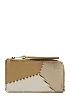 Info & Care:.Loewe grained leather coin purse.Colour-block design, debossed Anagram logo, four card slots, fully lined.Zip-fastening across top.Size & Fit:.Dimensions: 12.5cm x 7cm x 1cm.Displayable Product Name: Puzzle colour-blocked leather coin purse.Style Number: 964238.Merret Style Number: 964238.Department Description: INT ACCESSORIES 1ST FLOOR.Department Number: 123.Visible In Search: true.Condition: New.Season: RS24.Supplier Brand: LOEWE.Family Of Business: 003.Restricted Delivery UK: fa Purse Style, Loewe Puzzle, Loewe Bag, Name Puzzle, Coin Holder, Leather Coin Purse, Card Holder Leather, Personal Shopping, Women's Bags