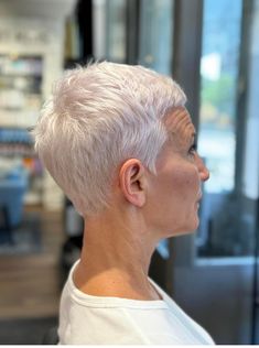 Cropped Hair, Crop Hair, Short Grey Hair, Blonde Pixie Haircut, Haircut Inspiration, Short Hair Over 60, Haircut And Color