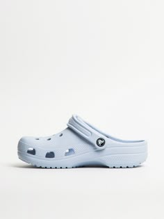 Original. Polyvalent. Confortable.  C'est le sabot emblématique qui a déclenché une révolution du confort dans le monde entier ! La chaussure de confort irrévérencieuse que tu es sûr d'aimer encore plus jour après jour. Les sabots Crocs Classic offrent le confort léger Iconic Crocs, une couleur pour chaque personnalité, et une invitation permanente à être à l'aise dans tes propres chaussures.  Détails du sabot classique :  Incroyablement légers et agréables à porter Adapté à l'eau et flottant, i Nike Shadow, Womens Crocs, School Shopping List, Airplane Outfits, Comfort Shoe, Women's Crocs, School Shopping