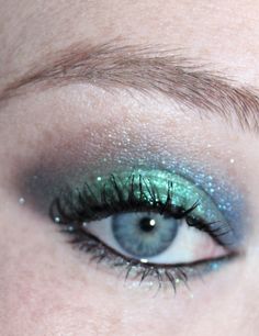 Eyeshadow With Glitter, Urban Decay Eyeshadow Tutorial, Urban Decay Moondust Palette, Urban Decay Moondust Eyeshadow, Moondust Eyeshadow, Glitter Liner, All Things Beautiful, Hooded Eye Makeup, Green Makeup