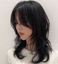 wolf hair cut with layers and short curtain bangs asian girl Wolf Cut, Shot Hair Styles, Short Hair Haircuts, Asian Hair, Cut My Hair, Medium Hair Cuts