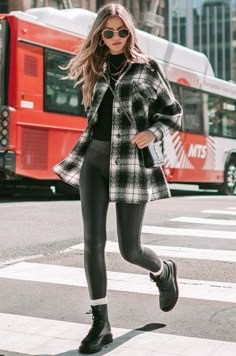 Outfits Leggins, Look Legging, Plaid Shacket, Casual Outfit Inspiration, Elegante Casual, Plaid Coat, Cute Blouses, Causual Outfits, Looks Style