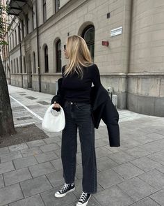 Converse Noir, High Top Converse Outfits, Straight Jeans Outfit, 00s Mode, Looks Jeans, Black Jeans Outfit, Neue Outfits, Outfits With Converse, Autumn Clothes