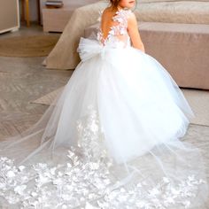 Size 3t Flower Girl Dress. Gorgeous Train With Elegant Embroidered Flowers. Absolutely Gorgeous! Mini Bride Dress Kids, Flower Girl Outfit Ideas, Flower Girl Dresses White, Kids Flower Girl Dresses, Wedding Flower Girls, Toddler Flower Girl, Flower Girl Dress Baby, Flower Girl Outfits