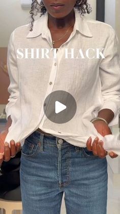 Blouse Hacks Tips And Tricks, How To Button A Shirt Hack, How To Tie A Shirt Knot Button Up, Blouse Hacks Ideas, How To Tie A Button Down Shirt, Shirt Knot Hack, How To Knot A Shirt, Hack Outfit, Minimal Outfit Casual