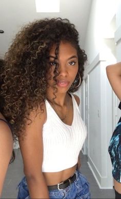 Dark Brown Hair Curly Natural, Highlights For Dark Brown Hair Curly Black Women, 3c Curly Hair Highlights, Curly Hair With Brown Highlights, Curly Hair Highlights Black Hair, Dark Curly Hair Highlights, Highlights For Dark Brown Hair Curly, Brown Highlights Curly Hair