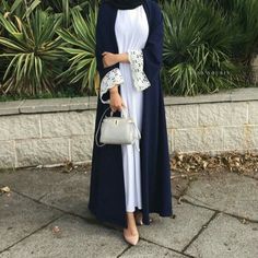 Beautiful jn navy blue with white Street Hijab, Street Hijab Fashion, Mode Abaya, Hijabi Style, Hijab Chic, Muslim Fashion Outfits, Hijabi Outfits, Hijab Fashion Inspiration, Outfit Look