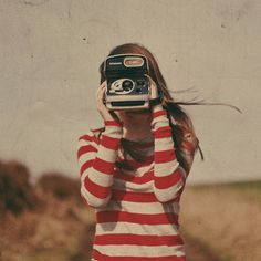 like the stripe shirt & vintage style photography Girls With Cameras, Francoise Hardy, Tattoo Women, Take A Photo, Photo Vintage, Vintage Camera, Pics Art, Image Photography