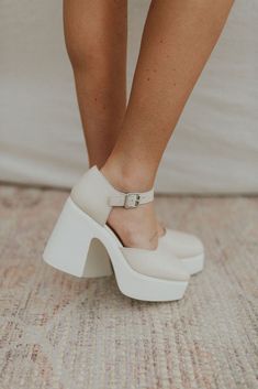 Free People Gwen Platform Mary Janes in Moonlight – Henly Platform Bridal Shoes, Class Fits, Wedding Shoes Platform, White High Heels, White Platform, Platform Mary Janes, White Heels, Bridal Shoes, Wedding Shoes