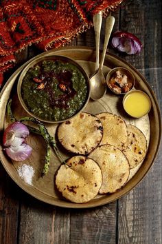 a plate with pita breads and sauce on it