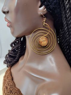 "Golden dance earrings hand-crafted by Purple Party Designs * 3\" diameter * Copper and gold-coated lightweight aluminum * Spiral Earrings / Copper hoops / Circles earrings * Copper ear levers ( Shown with Crown beret in black )" Thigh Jewelry, Latina Jewelry, Metalsmith Jewelry, Wire Jewelry Earrings, Dance Earrings, 3 Earrings, Earthy Jewelry, Purple Party, African Earrings