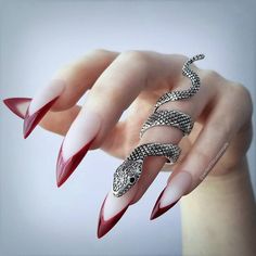 Claw stiletto nails, Halloween, Goth, Gothic #stilettonail Halloween Stiletto, Ongles Goth, Halloween Goth, Burgundy Nails