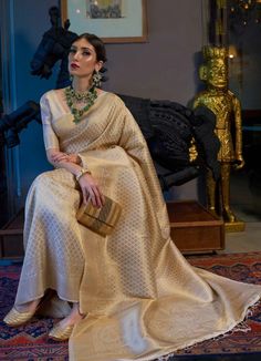 nam Banarasi Sari Off White Saree Blouse Indian Ethnic Designer Party Gold Silk Saree, Orang India, Off White Saree, Golden Saree, Kanjivaram Sarees Silk, Saree Bollywood, Sari Design, Kanjivaram Saree, Wedding Saree Collection