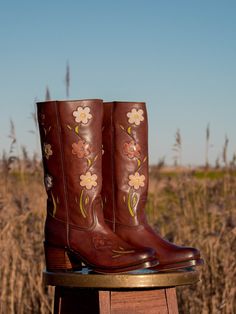 These flower boots in brown are handcrafted in Spain. These boots are polished with a darker brown on the nose/heel to create extra depth. We love this vintage feel! Our boots are made of the finest leather, and over time will adjust and mould to fit your feet perfectly. Our boots compliment any style, whether you’re a 70s vintage babe, a Bohemian soul, a Western cowgirl, or just looking to spice up your style! These boots are a statement, investment piece that will elevate any outfit. Product D Boots Vintage, Heel Caps, Cowboy Western