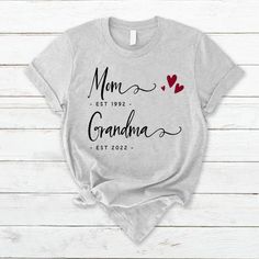 a t - shirt with the words mom est 1932 grandma est 1932 and hearts on it