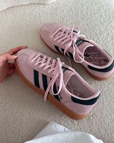 Gazelebi Adidas, Pink And Green Gazelles, Simba Adidas, Pink Spezial Adidas, Adidas Pink Gazelle, Pink Spezial Adidas Outfit, Spezial Adidas Shoes, Adidas Gazelle Aesthetic, Adidas Samba Pink