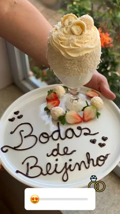 a person holding a plate with food on it that says boda de beisinho