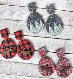 There are 2 basic style earring . The buffalo plaid moose, pine trees , and gray plaid moose are a classic oval dangle and the snowflake dangle of gray plaid,buffalo plaid ,and green and red specks on white . Ovals are 2 1/4 inch long and the snowflakes are 3 inches long . All are made with nickel free hypoallergenic posts and are very light weight . Plaid Moose, Diy Earrings Polymer Clay, Christmas Clay, Polymer Clay Christmas, Polymer Clay Jewelry Diy, Clay Jewelry Diy, Polymer Clay Projects, Handmade Holiday, Cozy Cabin