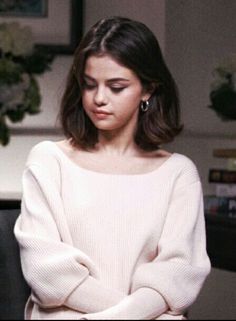 Shoulder Length Hair Selena Gomez, Selena Gomez Shoulder Length Hair, Chin Length Hair Aesthetic, Short Hair Layered Cut For Round Face, Short Hairstyle Women Chin Length, 1990s Short Hair, Selena Gomez Hair 2022, Selena Gomez Mid Length Hair, Soft Classic Kibbe Haircut