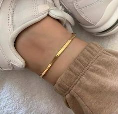 Elevate your look at the beach or pool this summer with out dainty herringbone style anklet. Perfect for stacking or wearing alone. The anklet is made of stainless steel material, so waterproof. Gold: 18k gold platingMaterial: Stainless steelLength: 22cm +6cm Waterproof jewelry Hypoallergenic Tarnish Free Glazd Pouch with every order Free US shipping Easy Exchange & Return policy PRODUCT INFOOur jewelry is made of stainless steel material. For the gold pieces, we added an 18K PVD gold plating. T Ankle Bracelets Gold, Buty Marki Nike, Foot Bracelet, Ankle Jewelry, Gold Anklet, Snake Chain Bracelets, Silver Snake Chain, Jewelry Model, Foot Jewelry