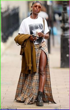 Jodie Turner-Smith put on a leggy display in a daring tartan skirt from Burberry as she stepped out in style in London on Tuesday. Statement Outfit, Tartan Skirt, Moda Chic, Looks Street Style, Mode Inspo, 2025 Fashion, Street Style Fashion, Mode Inspiration, Street Style Outfit