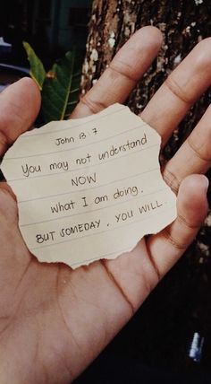 a hand holding a piece of paper that says, you may not understand what i am doing but somebody you will