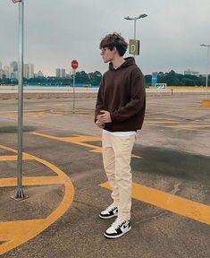 Winter Sweatshirt Outfit Men, Brown Hoodie Outfit Men Streetwear, Brown Hoodie Mens Outfit, Outfit Ideas Hoodie Style Men, How To Style Brown Hoodie, Oversized Outfit Ideas Men, Hoodie Poses Men, Brown And Cream Outfit Men, Brown Zip Up Hoodie Outfit Men